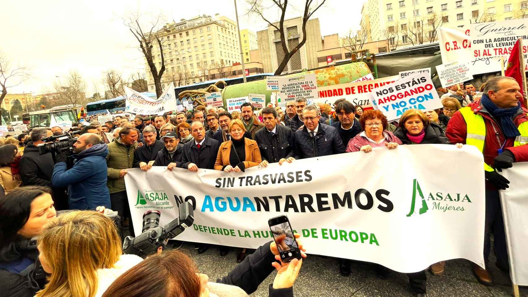 Los agricultores de Asaja, en la imagen con diferentes políticos y empresarios en Madrid, volverán a manifestarse el 24 de enero.
