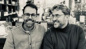 El escritor, y ahora empresario, Máximo Huerta junto a su actual pareja, Juan Castillo, en una imagen de sus redes sociales.