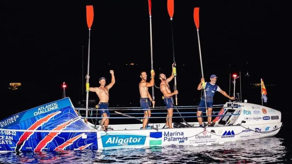 El Ocean Cats llega a la línea de meta tras remar 31 días por el Atlántico.