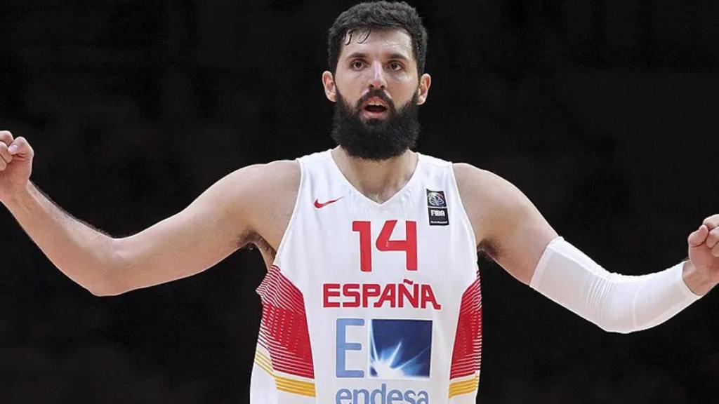 Nikola Mirotic durante un partido con España