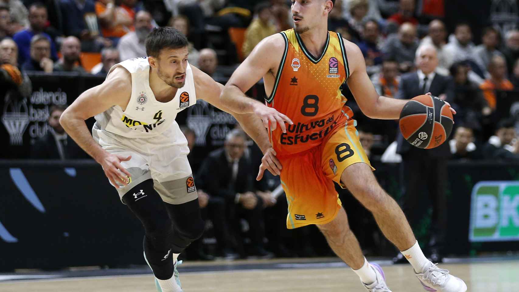 Guillem sube el balón en un ataque ante la presión de Avramovic en el Valencia Basket - Partizan