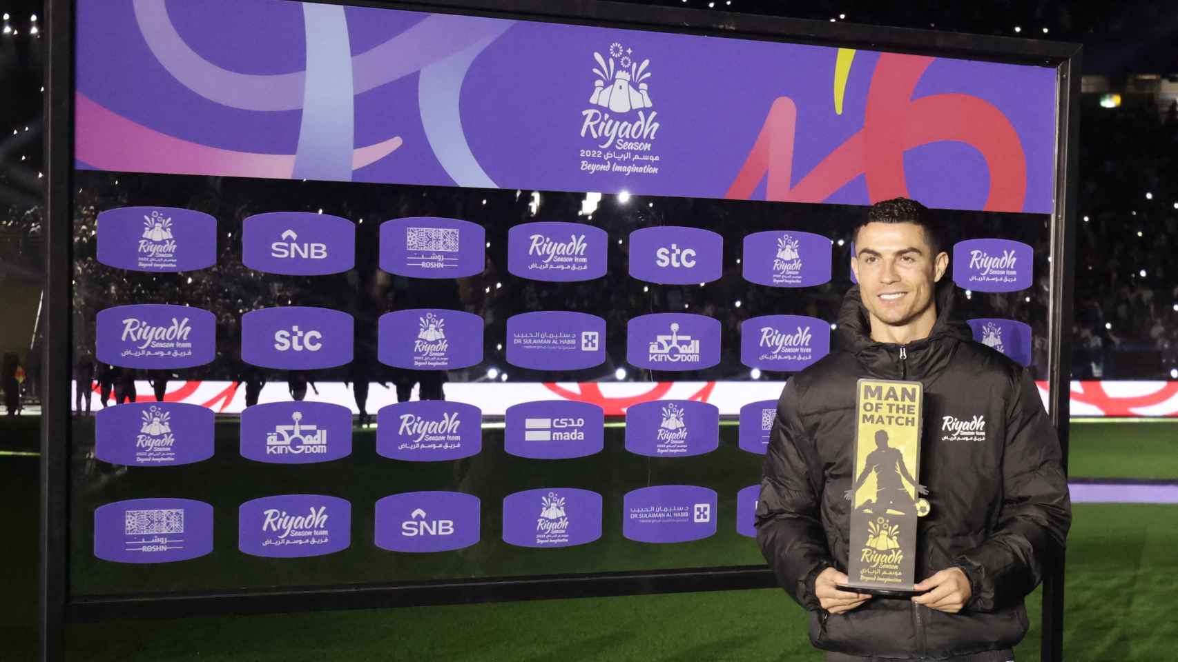 Cristiano Ronaldo con el premio del MVP del partido entre el PSG y el Riyadh Sesiónalas