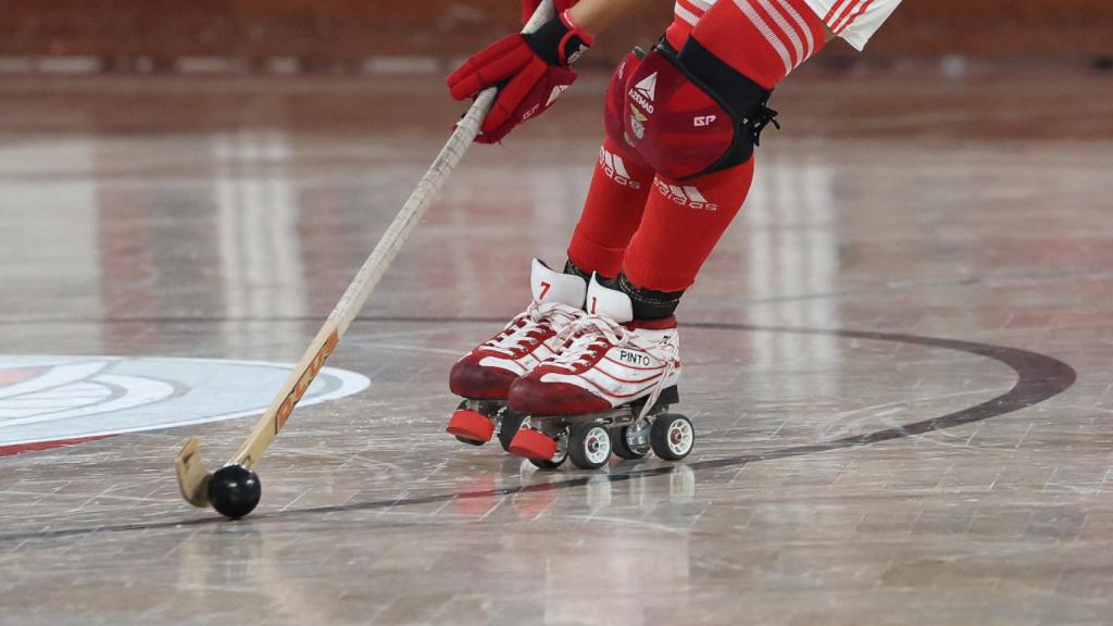 Un jugador del Benfica maneja el stick.