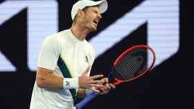 Andy Murray se queja de un fallo durante el partido ante Kokkinakis en Australia.