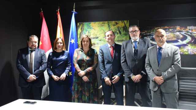 Equipo de Gobierno de Castilla-La Mancha en el estand dedicado a la región en FITUR 2023
