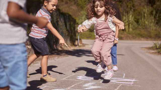 Foto de archivo de niños jugando en la calle.