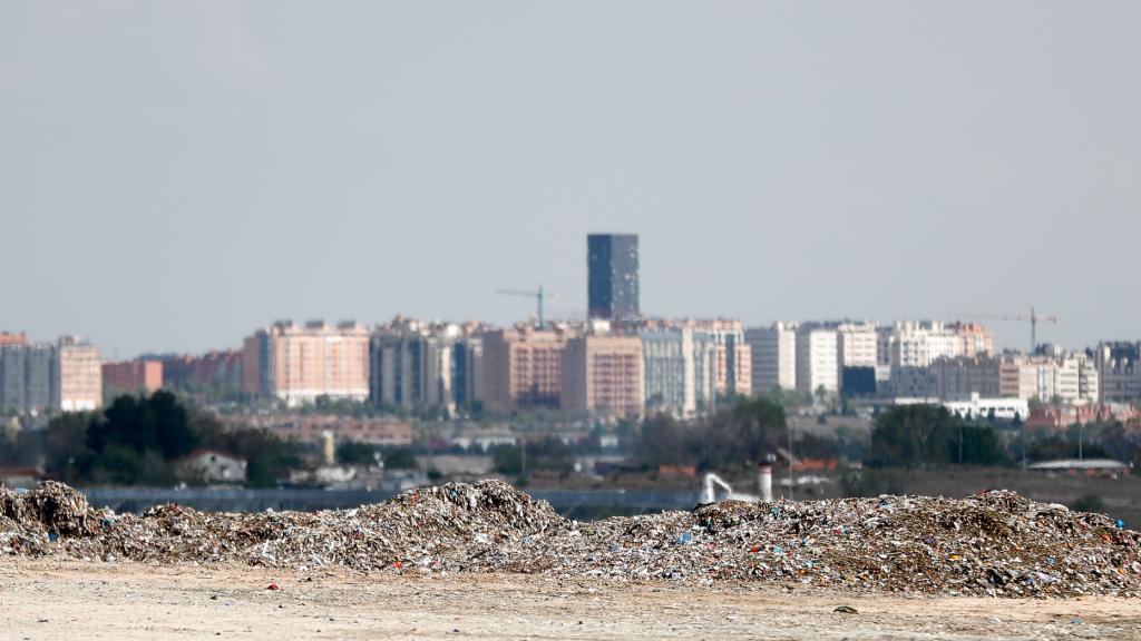 Edificios del barrio de Vallecas desde el Parque Tecnológico de Valdemingómez.