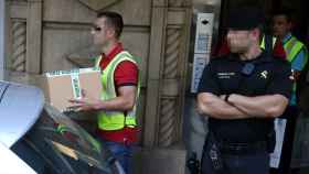 Registro policial de la sede de la consultora Efial en Barcelona.