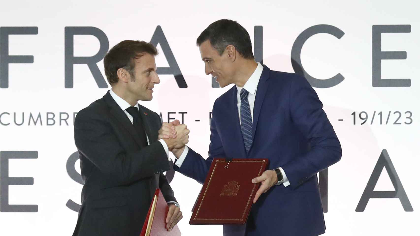 El presidente español, Pedro Sánchez, y su homólogo francés, Emmanuel Macron, en la 27º Cumbre hispanofrancesa celebrada en Barcelona.
