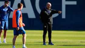 Pepe Mel dirige un entrenamiento del Málaga CF