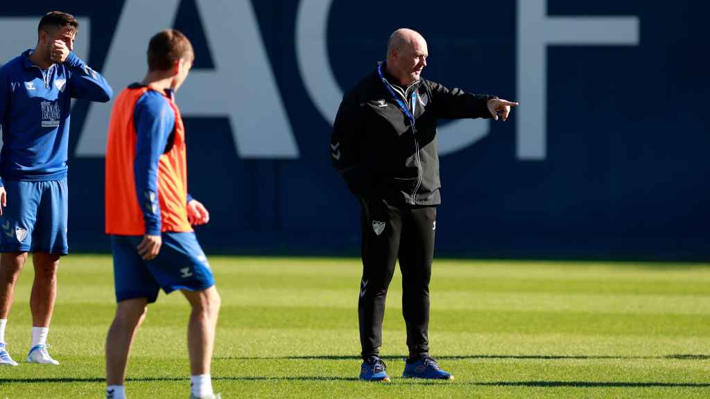 Pepe Mel dirige un entrenamiento del Málaga CF