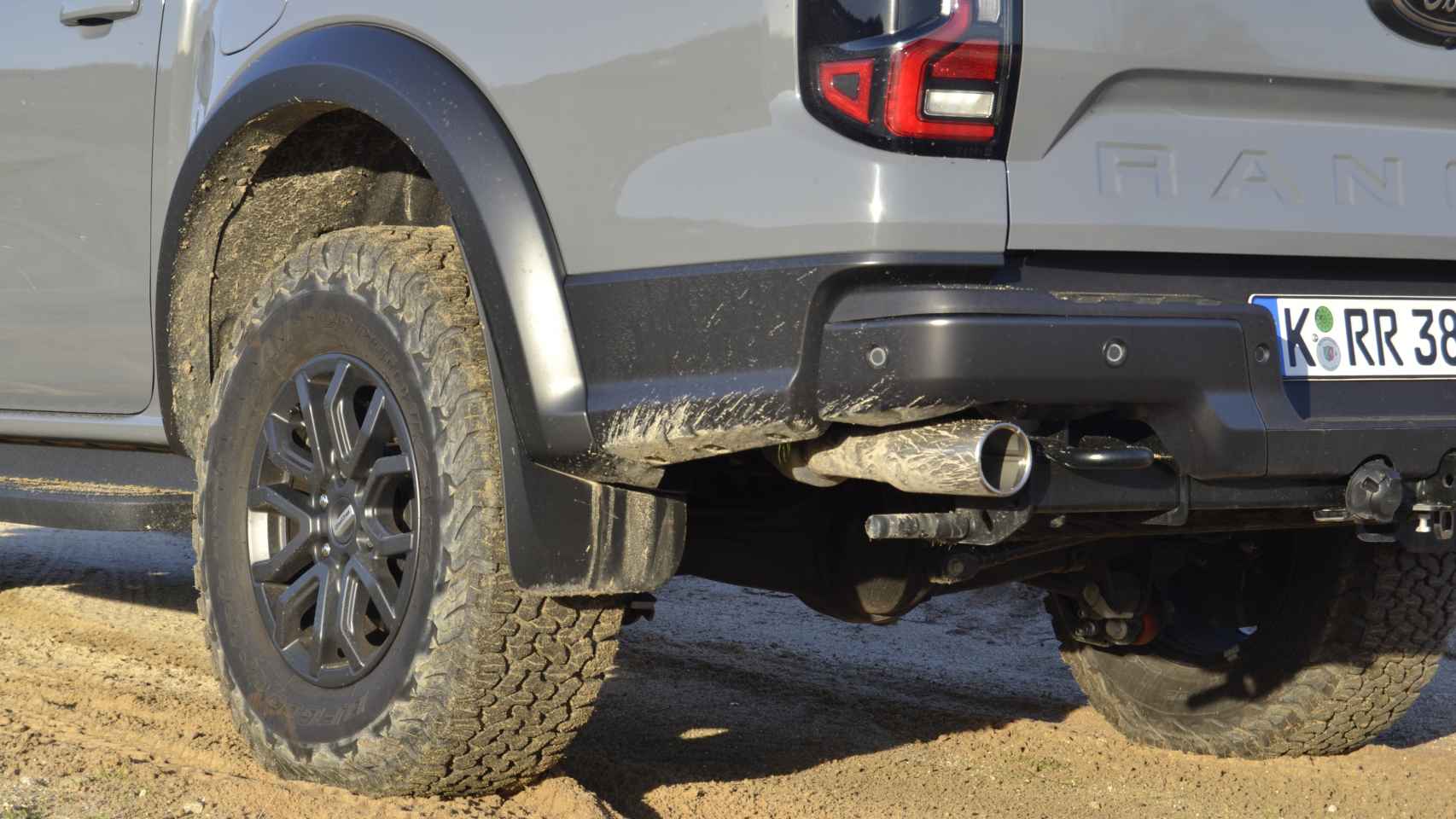 El Ford Ranger Raptor cuenta con dos tubos de escape, así como ganchos de remolque.