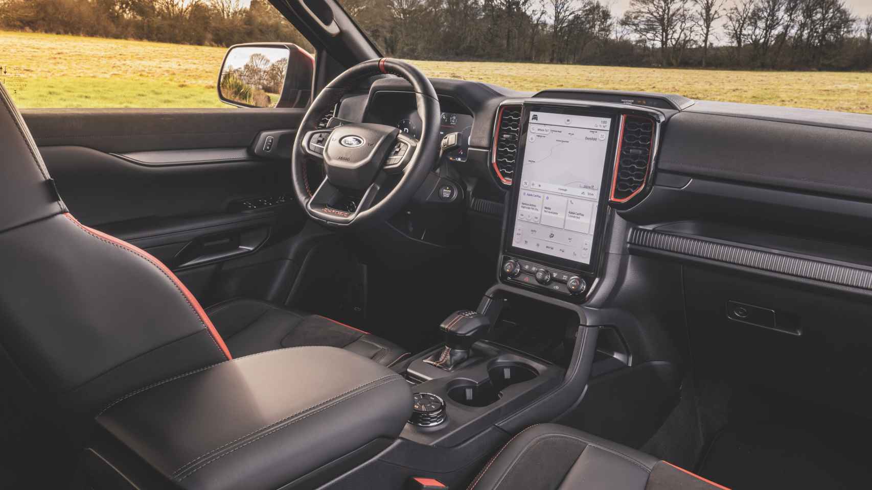 El Ford Ranger Raptor presenta un interior mucho más moderno y cuidado.