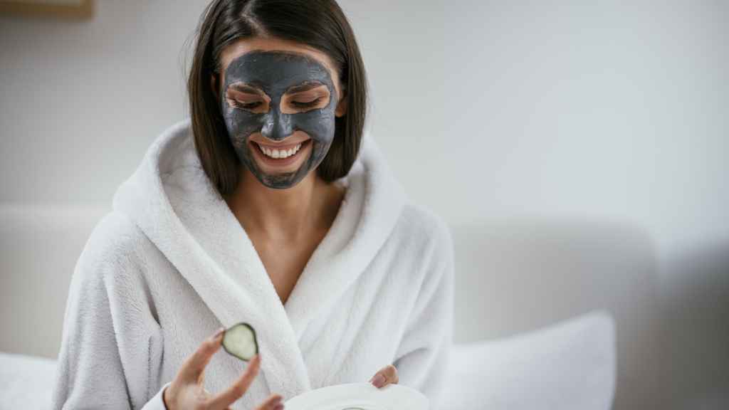 Una mujer, haciendo un 'peeling'.