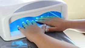 Un estudio demuestra que los secadores de uñas dañan el ADN y generan muerte celular