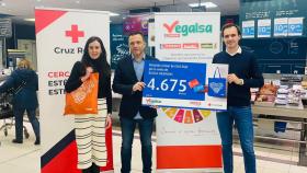 Vegalsa-Eroski dona a Cruz Roja lo recaudado con la venta de bolsas solidarias