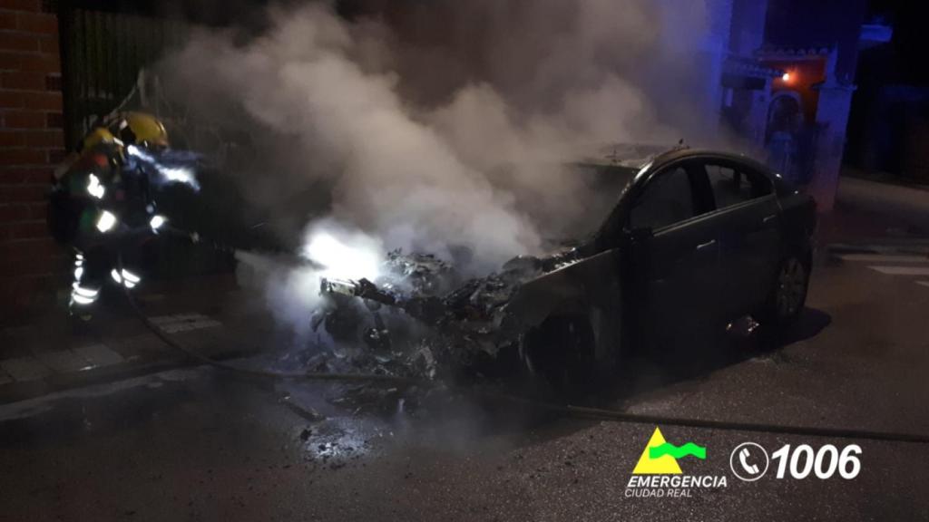 Efectivos del Parque de Bomberos de Puertollano interviniendo en el incendio de Argamasilla de Calatrava.