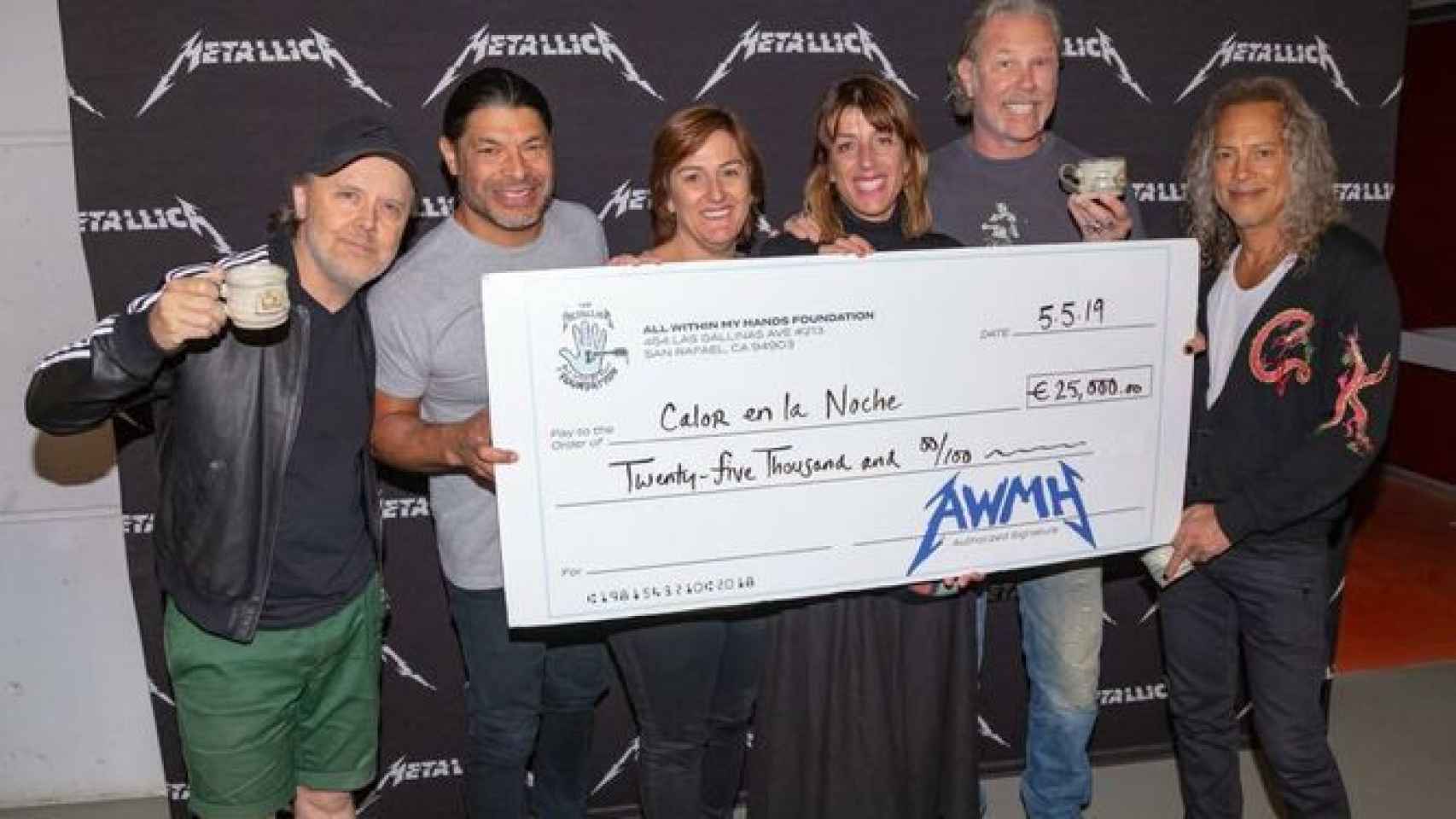 'Calor en la Noche', recibiendo el cheque, con los miembros de Metallica.