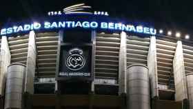 El Estadio Santiago Bernabéu, por la noche.