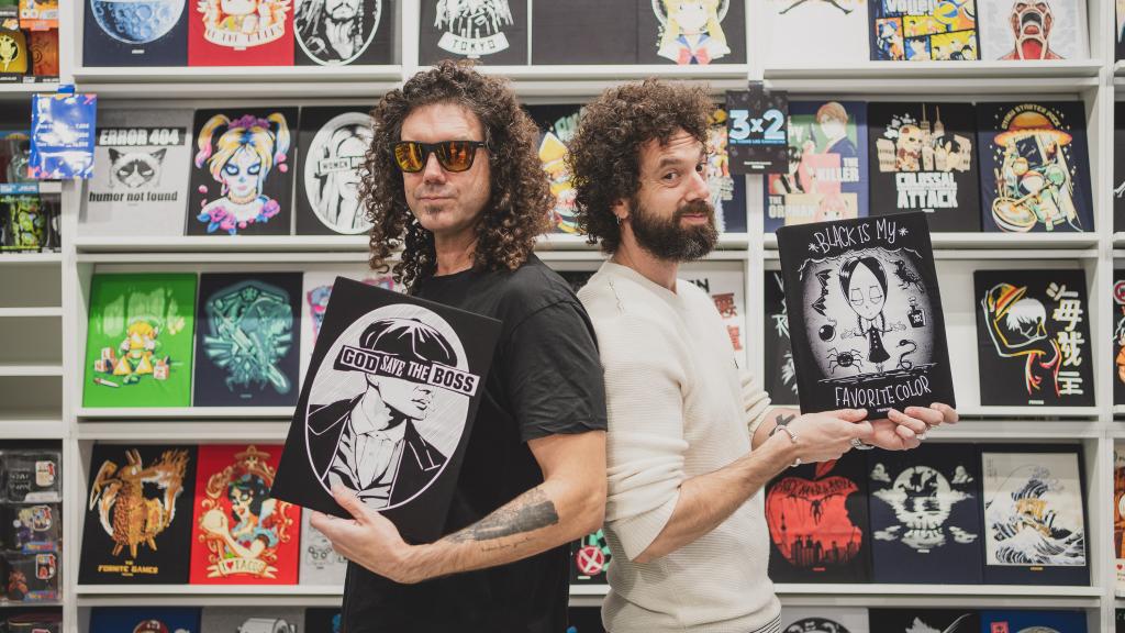 Los hermanos Pablo y Juan Ibáñez, en su tienda Friking, abierta en el número 19 de la calle Arenal, en Madrid.