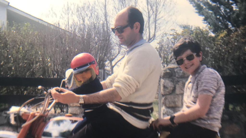 Los hermanos Ibáñez, junto a su padre en la moto. Delante está Juan y detrás, Pablo.