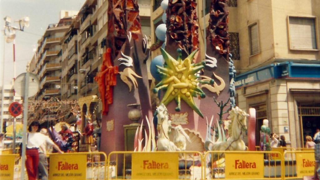 1990. Foguera Hernán Cortés (Autores Manuel Algarra y Enrique Viguel).