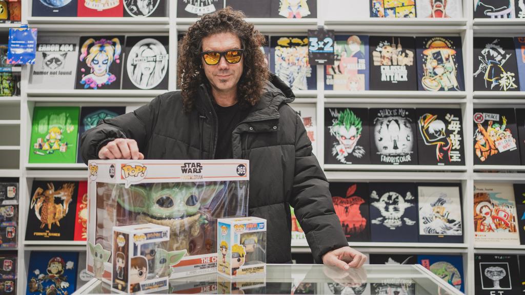 Pablo Ibáñez, 'El Hombre de Negro', posa junto a los funkos y camisetas frikis que vende junto a su hermano.