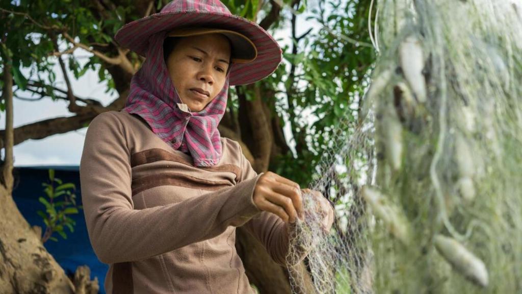 Una pescadora en Camboya