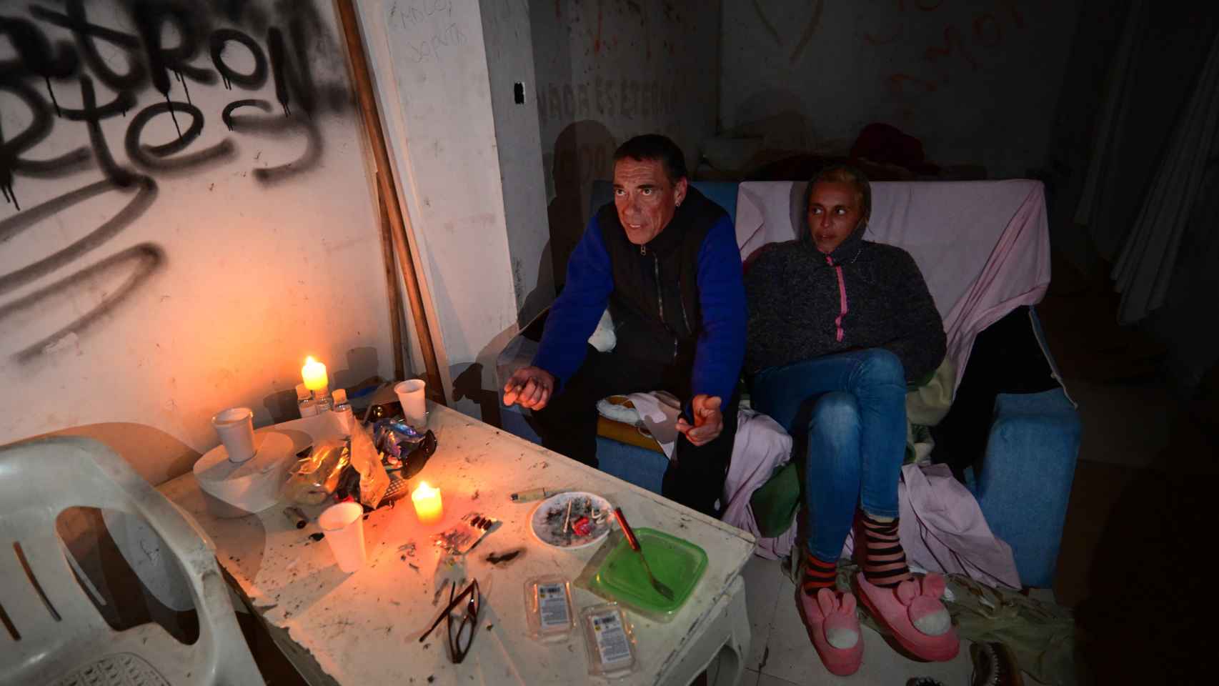 Jordan y Puri, charlan con EL ESPAÑOL | Porfolio en la habitación de la fábrica abandonada en la que duermen.