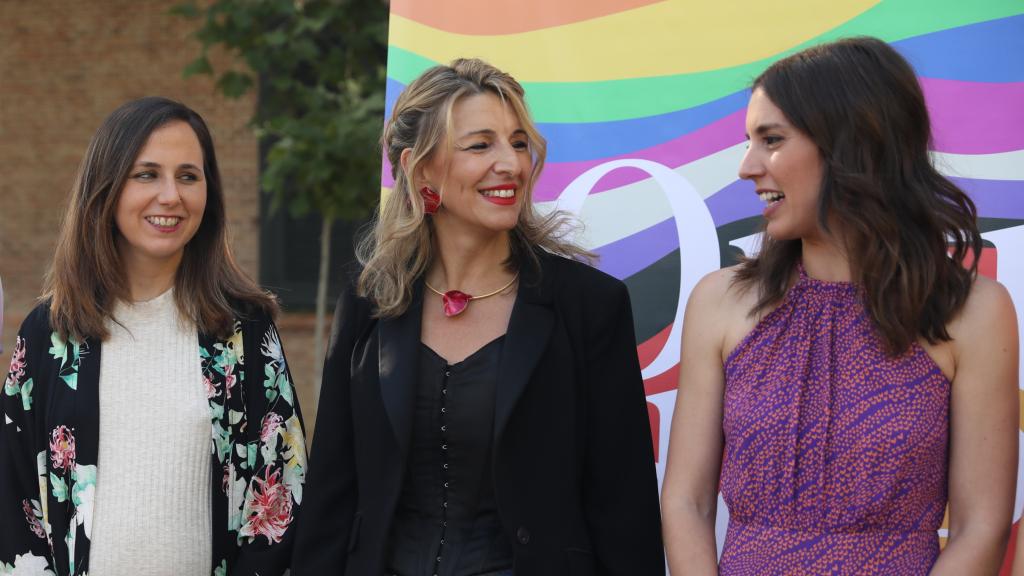 La vicepresidenta segunda del Gobierno y ministra de Trabajo, Yolanda Díaz, y la ministra de Igualdad, Irene Montero, en un acto en Madrid.