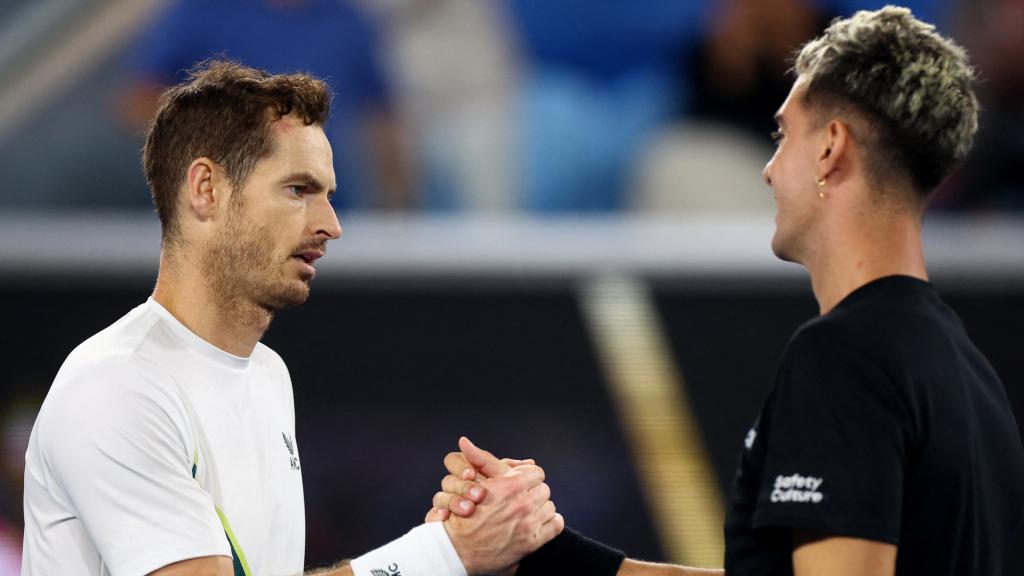 Murray y Kokkinakis se abrazan tras el partido.