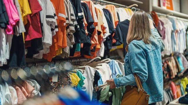 Una mujer pasea por un mercadillo, en una imagen de archivo.