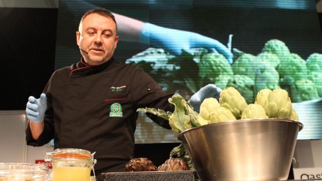 Showcooking del chef Moisés Martínez utilizando alcachofas.