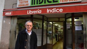 Isidro Mateo, en el exterior de su librería