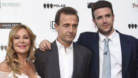 Ana García Obregón junto a su malogrado hijo, Álex, y el padre de éste, Alessandro Lequio, en un evento público en mayo de 2016.