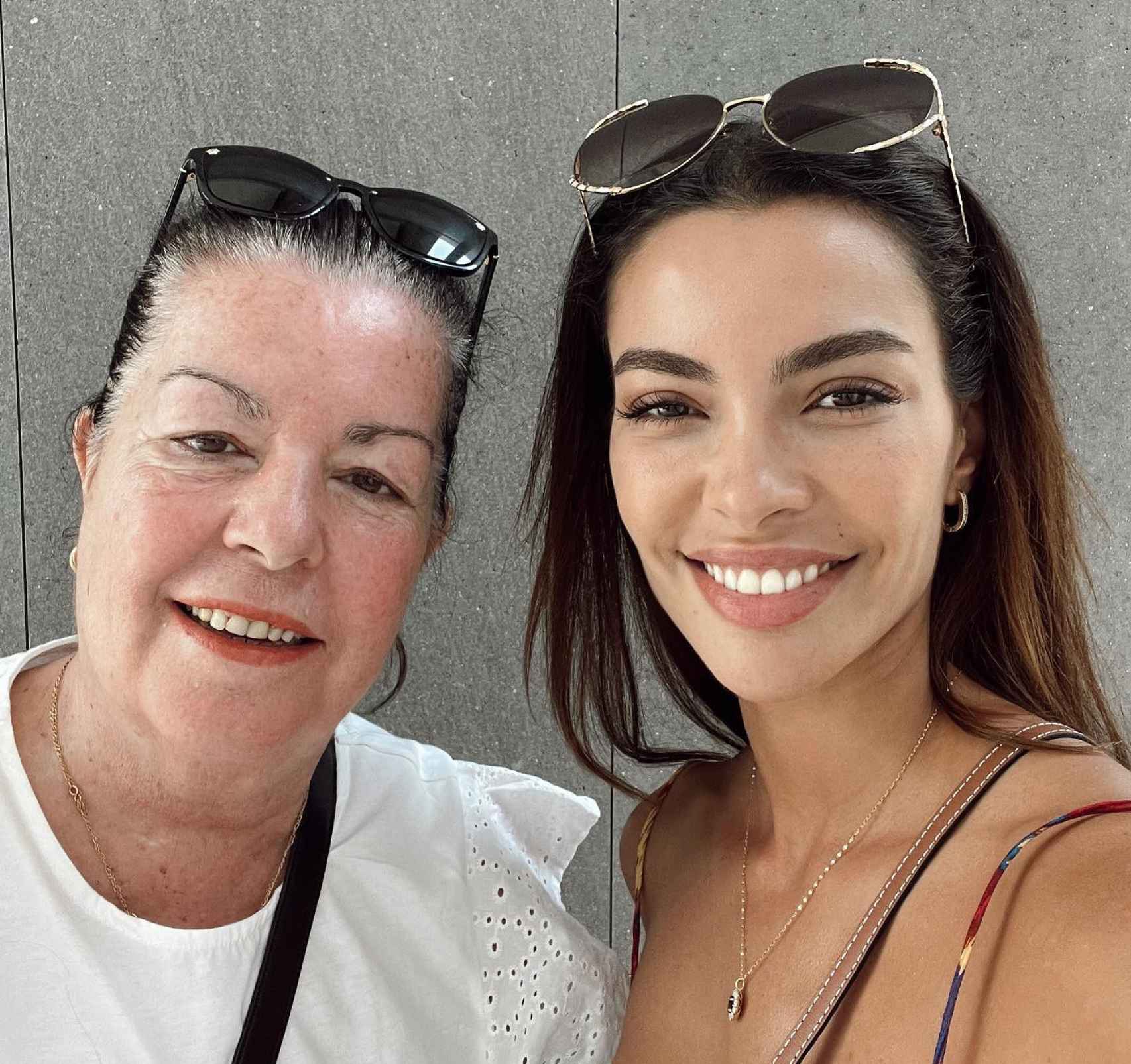 Joana Sanz junto a su madre en una imagen de sus redes sociales.