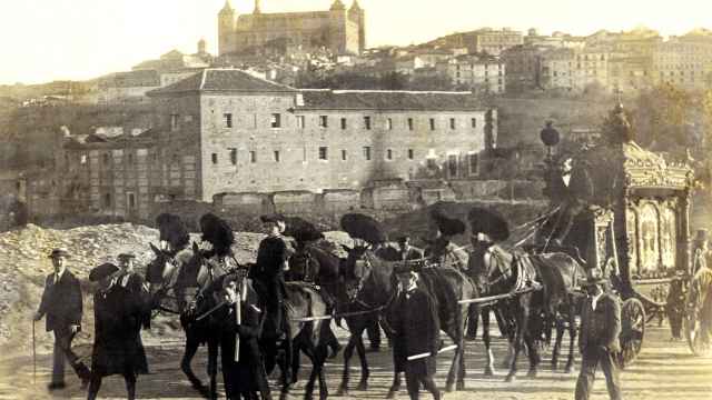 Un cortejo fúnebre celebrado en 1919 en Toledo, con el Alcázar al fondo.
