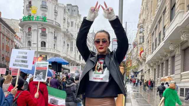 Mediss Tavakkoli, activista iraní defensora de los derechos humanos, en una manifestación por las mujeres de Irán en Madrid.