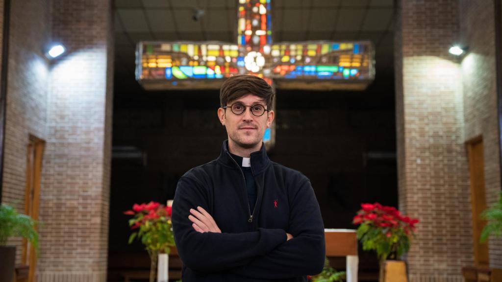 Fotografía del padre Damián en la iglesia.