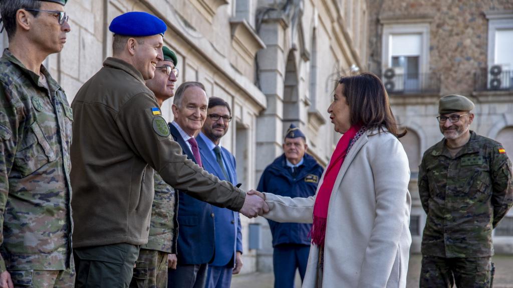 Margarita Robles saluda a militares ucranianos que se adiestran en el acuartelamiento de Toledo.