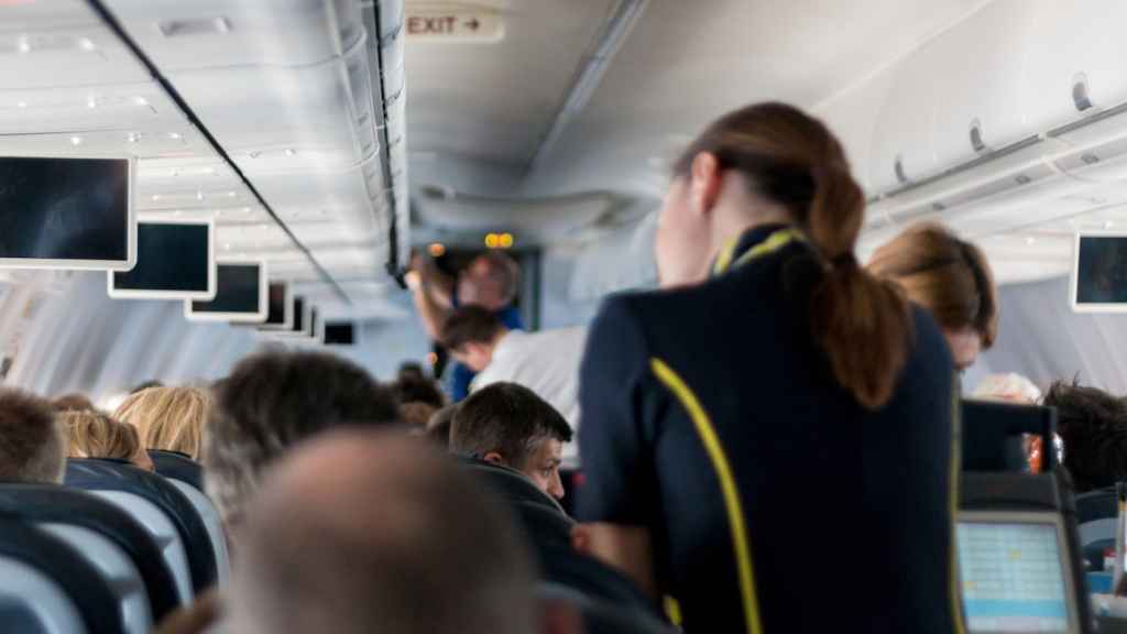 Imagen de archivo de una azafata en el interior de un avión.