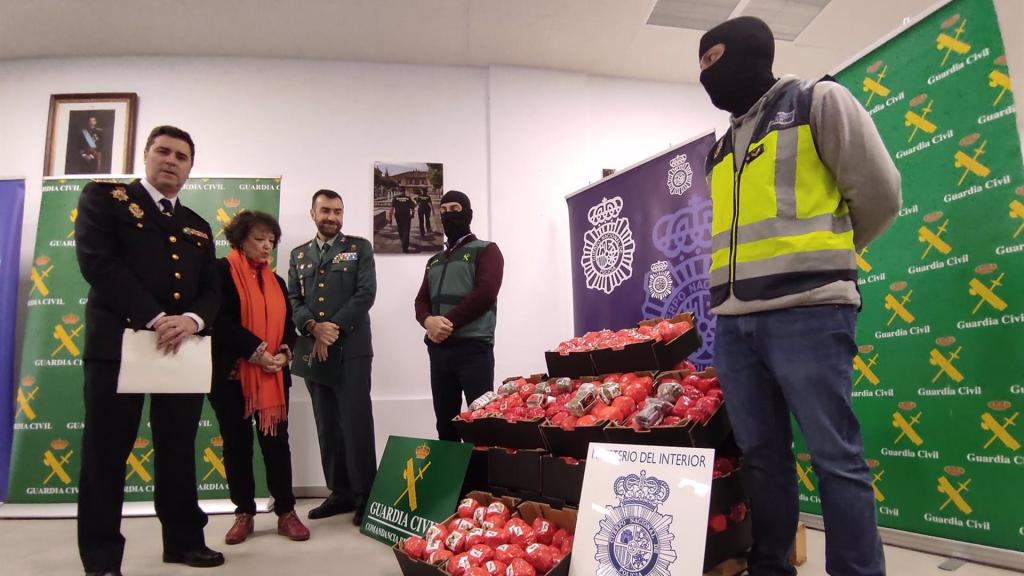 Hachís intervenidos como falsos tomates en la operación 'Califa Trucks', en presencia de las autoridades y los agentes de la Guardia Civil y la Policía Nacional.