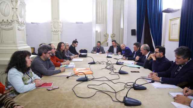 Imagen de la segunda reunión del Ayuntamiento de Málaga y La Invisible.