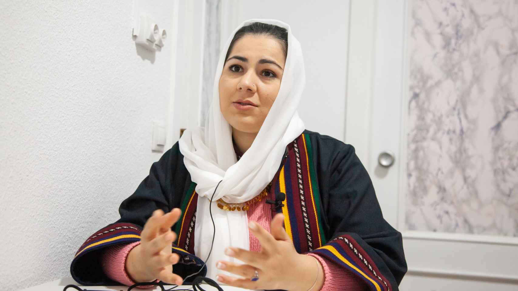 La periodista y refugiada afgana Khadija Amin durante una entrevista