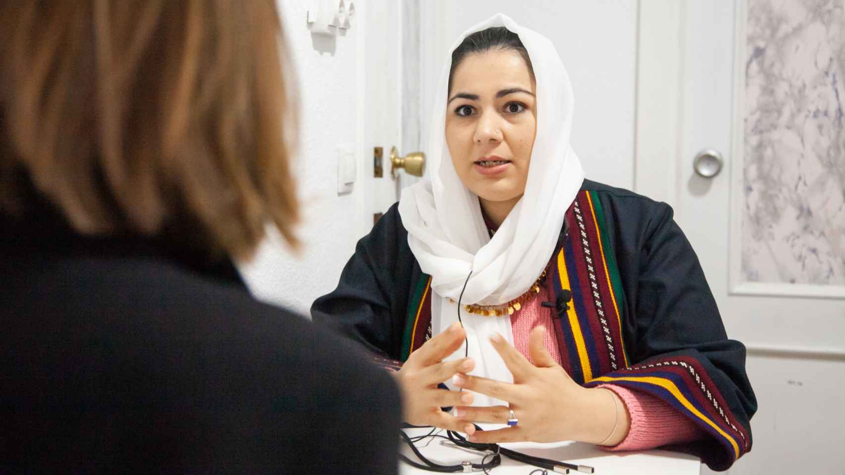 La periodista y refugiada afgana Khadija Amin durante una entrevista con magasIN