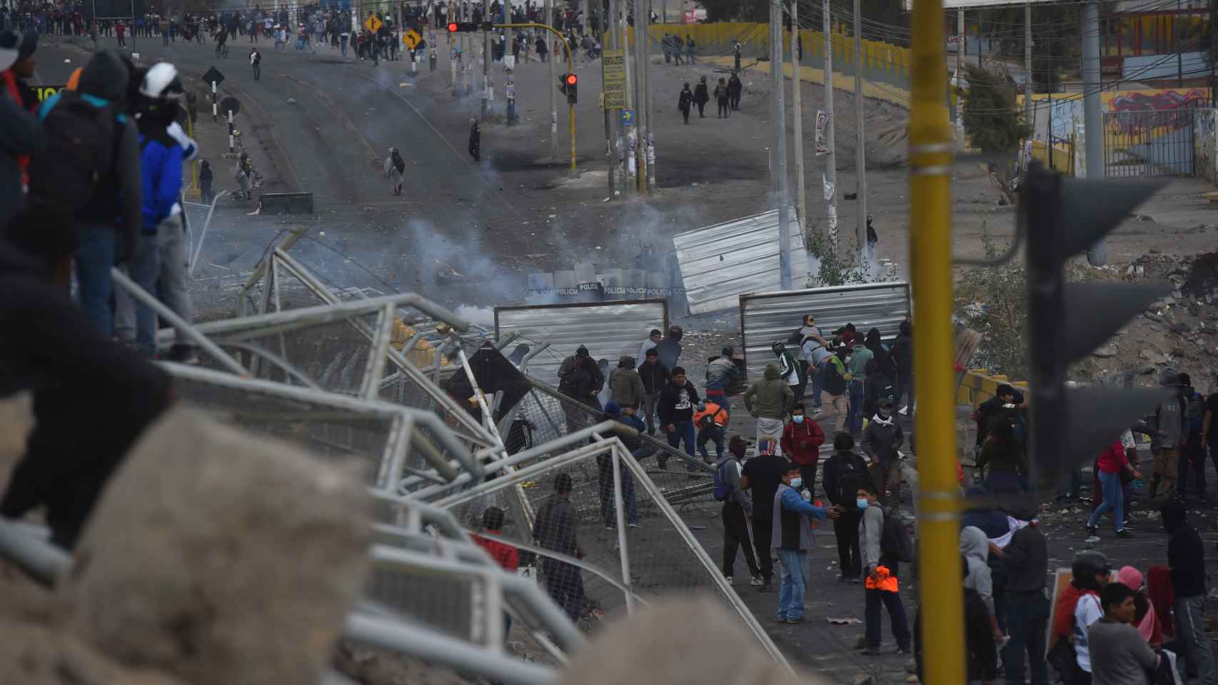 Manifestantes en los alrededores del aeropuerto de Arequipa (Perú).
