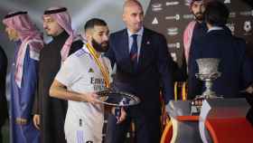 El delantero del Real Madrid Karim Benzema recoge el trofeo de subcampeón tras la final de la Supercopa de España 2023.
