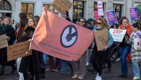 Marcha de personas que apoyan a las mujeres que desean abortar en La Haya (Holanda).