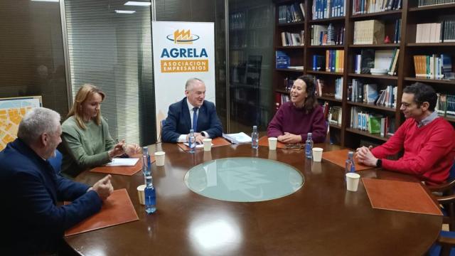Miguel Lorenzo reunido con los empresarios de Agrela.