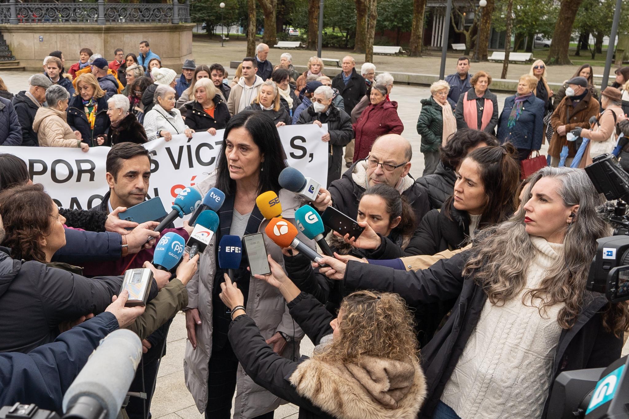 Paula Prado atendiendo a los medios junto a José Manuel Rey. Imagen: PP de Galicia